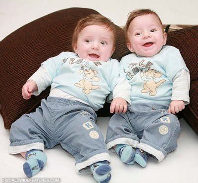 Komik ikiz bebek fotoğrafları